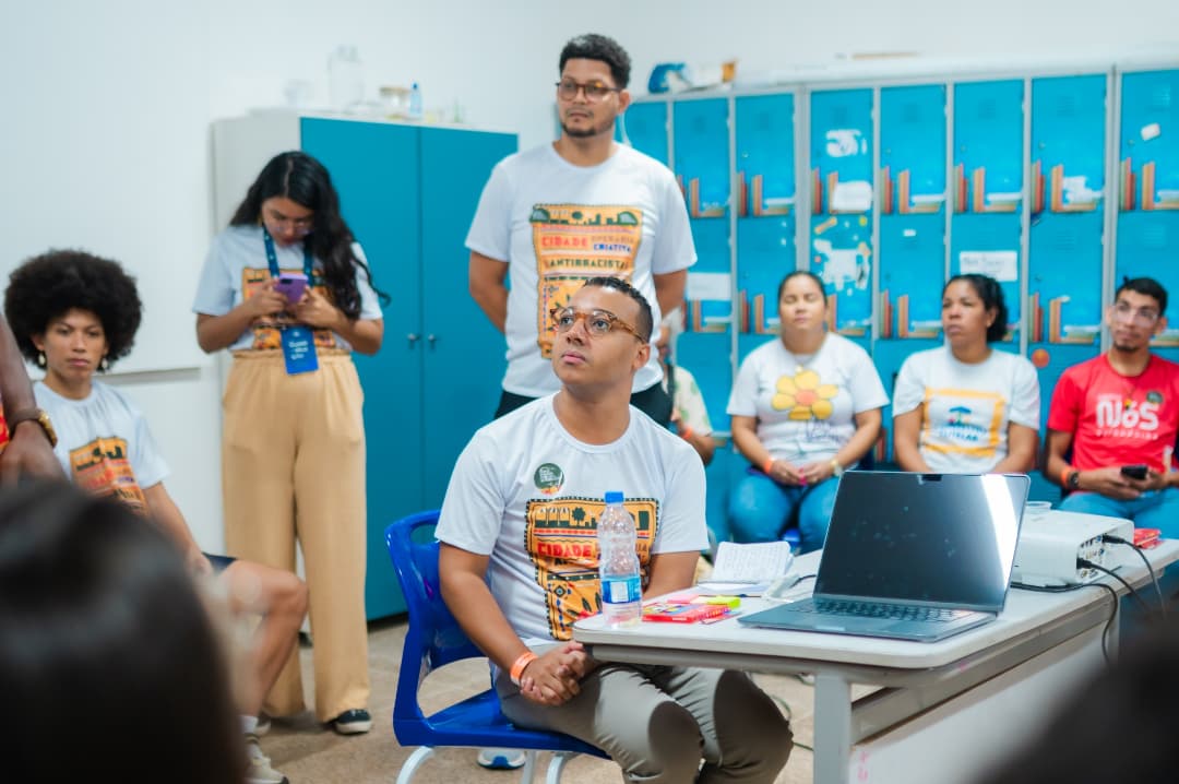 Turma em formação assistindo a uma apresentação